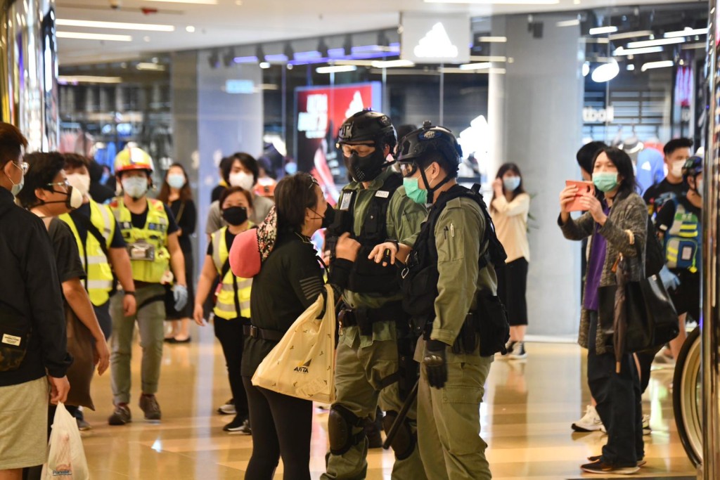 警方驅趕市民。
