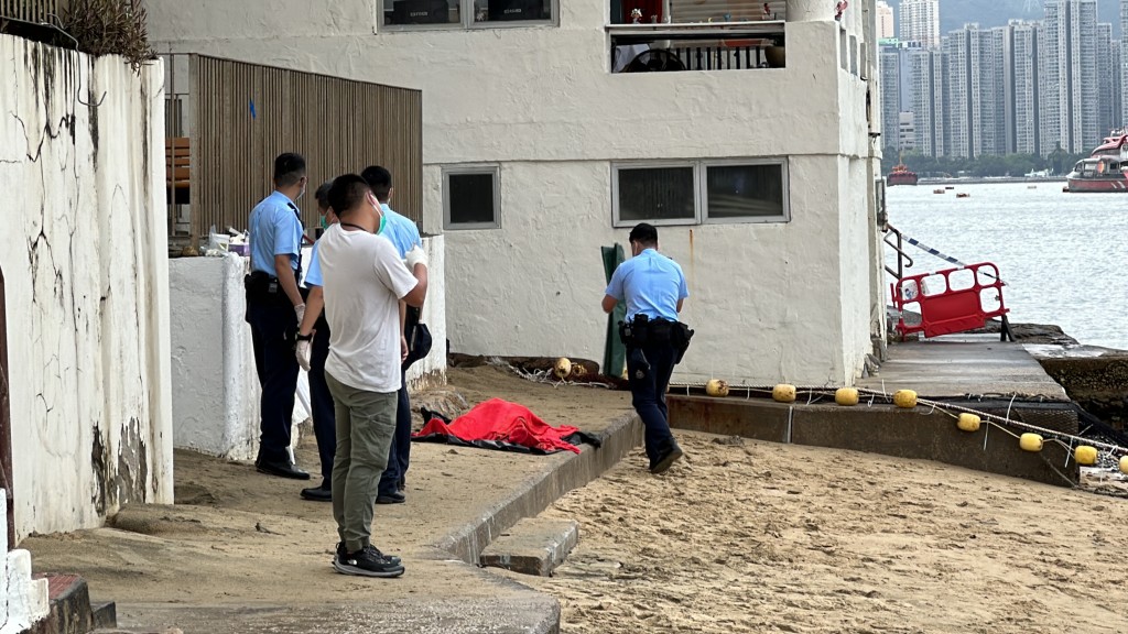 男子被救上岸经检验后证实死亡。刘汉权摄