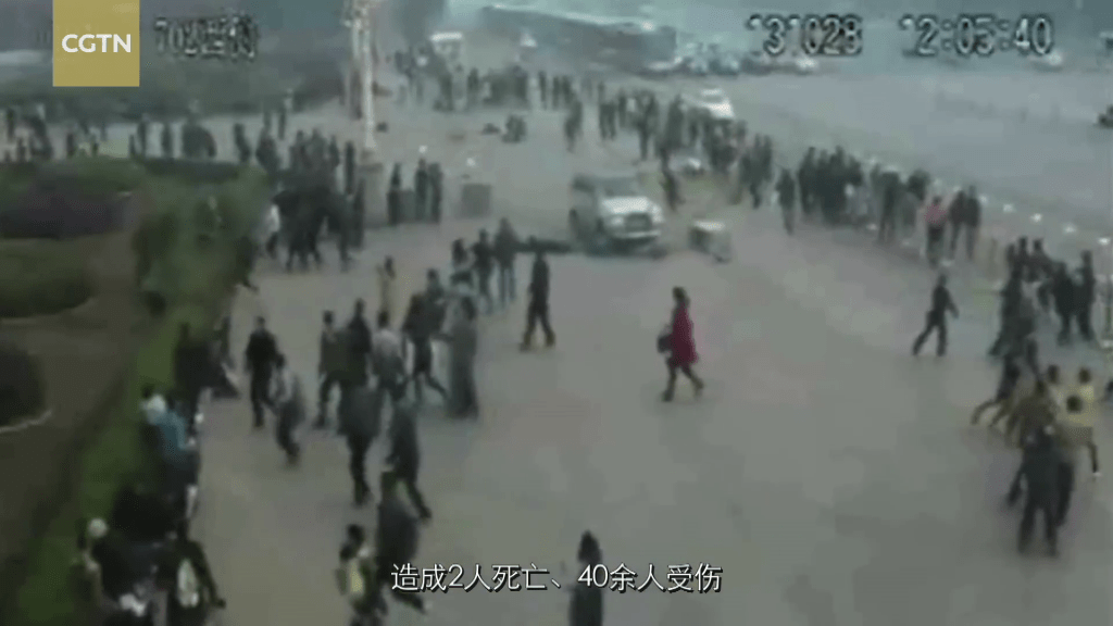 吉普车在人群中乱冲乱撞。 中国环球电视网截图