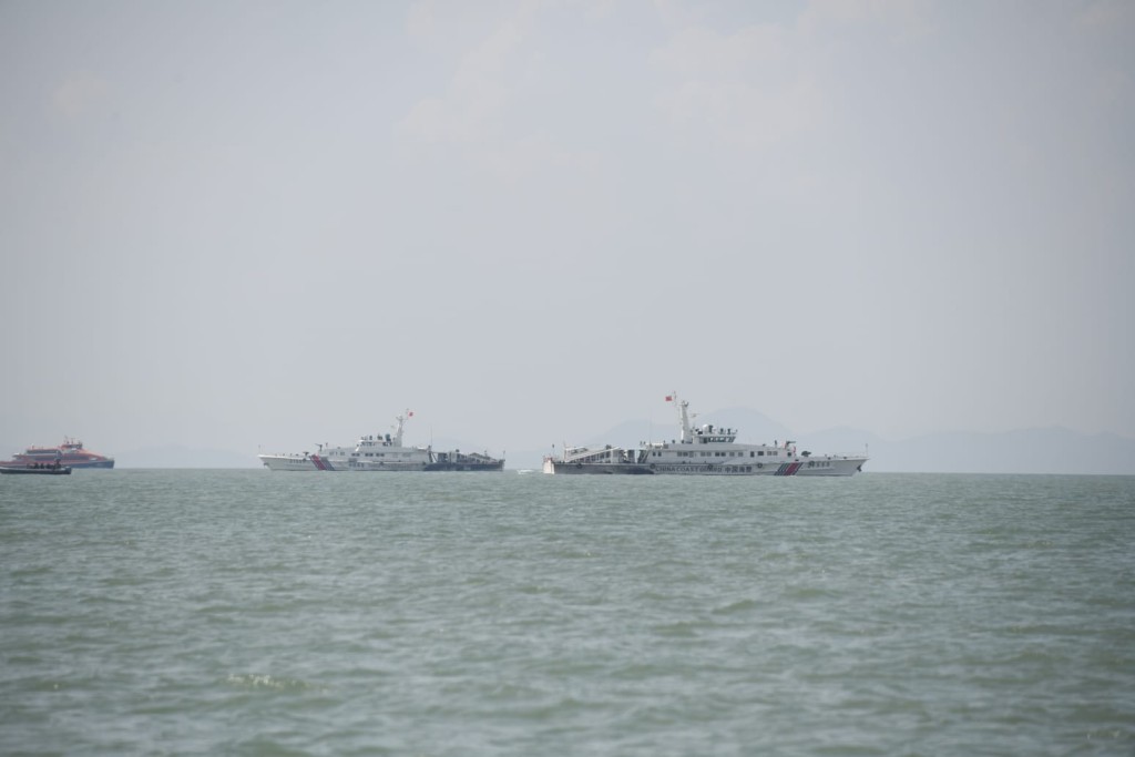 兩艘中國海警船在場協助。