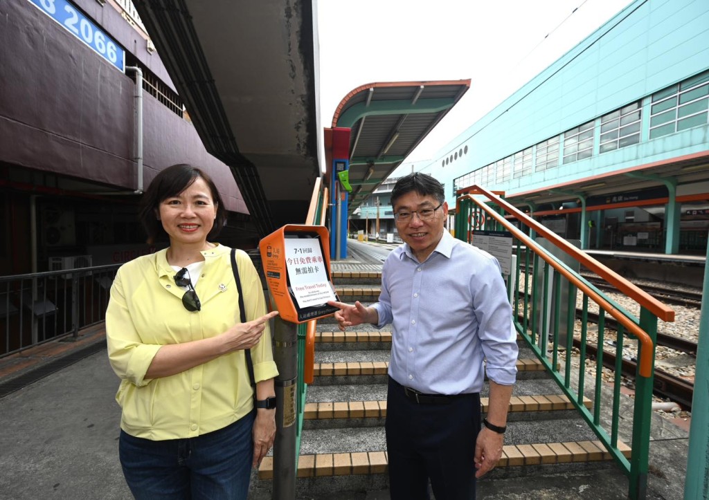 在港铁常务总监─香港客运服务杨美珍的陪同下，林世雄享用庆祝特区成立27周年的公共交通优惠 。