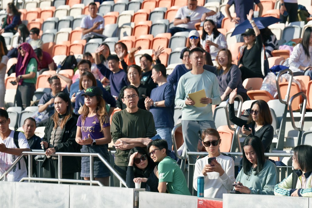 現場起跑線旁更有打氣團，手持各種打氣牌，氣氛相當熱烈。