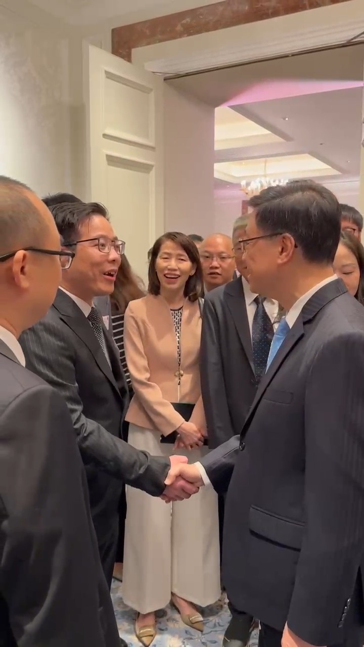 李家超與江蘇路宜投資有限公司董事長尹海杰握手。 李家超與江蘇路宜投資有限公司董事長尹海杰握手。