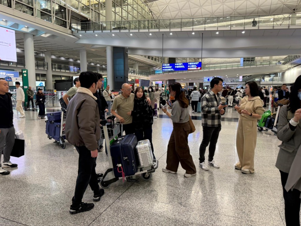 多名接機市民得悉親友平安回家，不禁喜極而泣、緊緊相擁。曾志恒攝