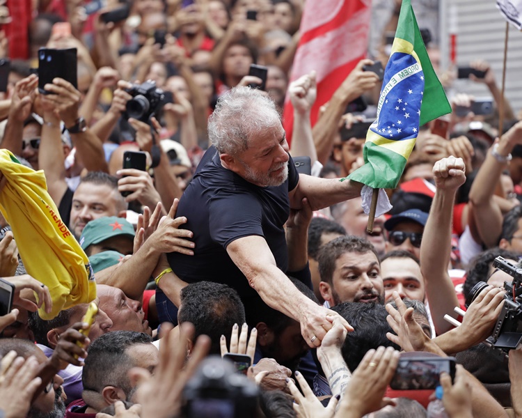 卢拉向数以万计的支持者发表重要讲话。AP 