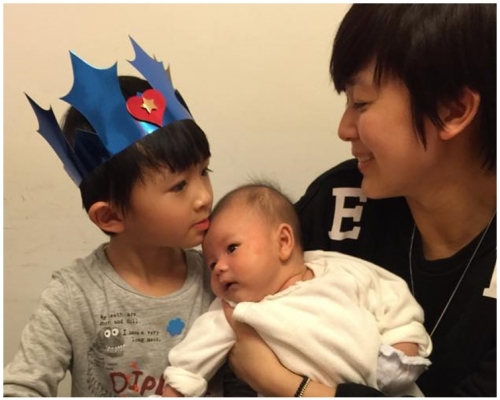 現時唐寧負責照顧兩名子女,相片甚少見DADI。