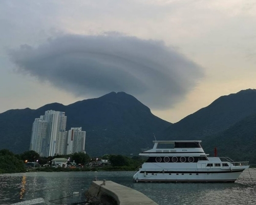 鳳凰山頂出現像UFO的雲團。網民Youngbonnie Bonnieyoung拍攝 