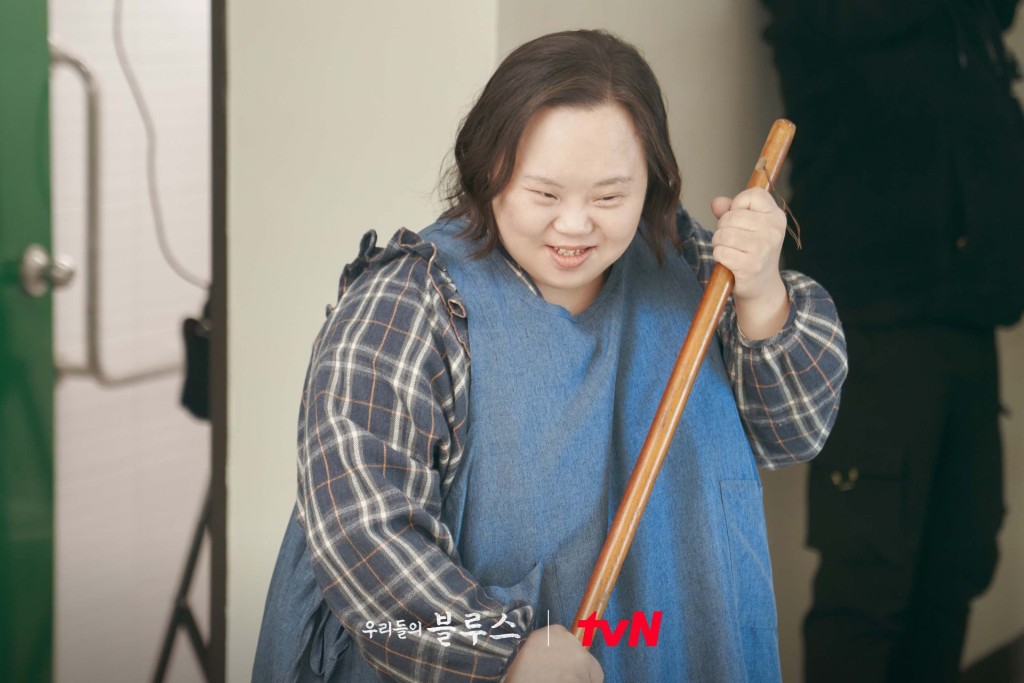 《我們的藍調時光》的演員鄭恩惠患有唐氏綜合症,是首次患有此病的演員。 《我們的藍調時光》的演員鄭恩惠患有唐氏綜合症,是首次患有此病的演員。
