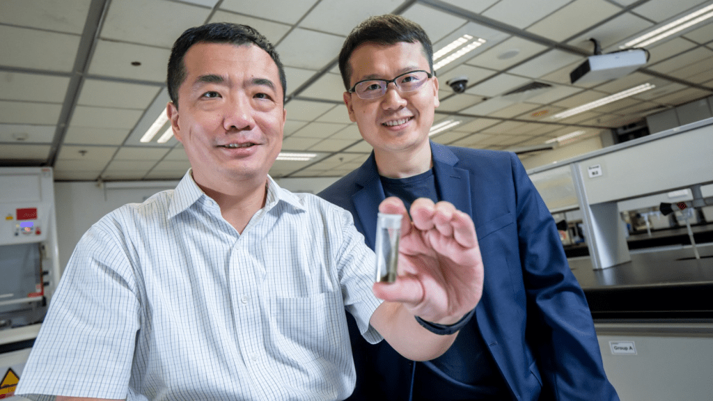 香港城市大學的朱光宇教授（左）、王立代教授（右）研發出由超聲波激活的「聲敏化療」，提升化療用藥的定位準確度，同時有助治療被身體組織覆蓋的深層腫瘤。城大圖片