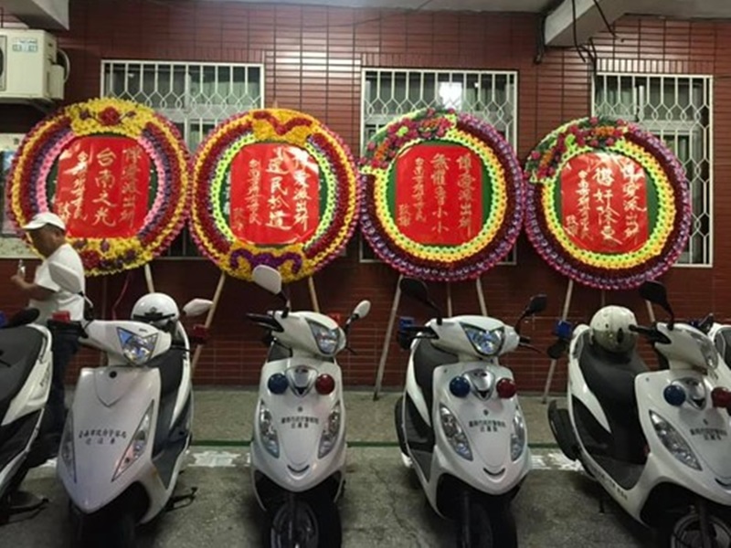 台投訴狂人欠租2年遭警請離家門,民眾贈花圈慶祝。台南爆料公社