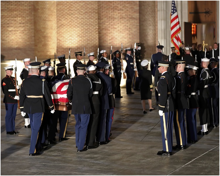 国葬仪式在华盛顿国家大教堂内举行。AP 