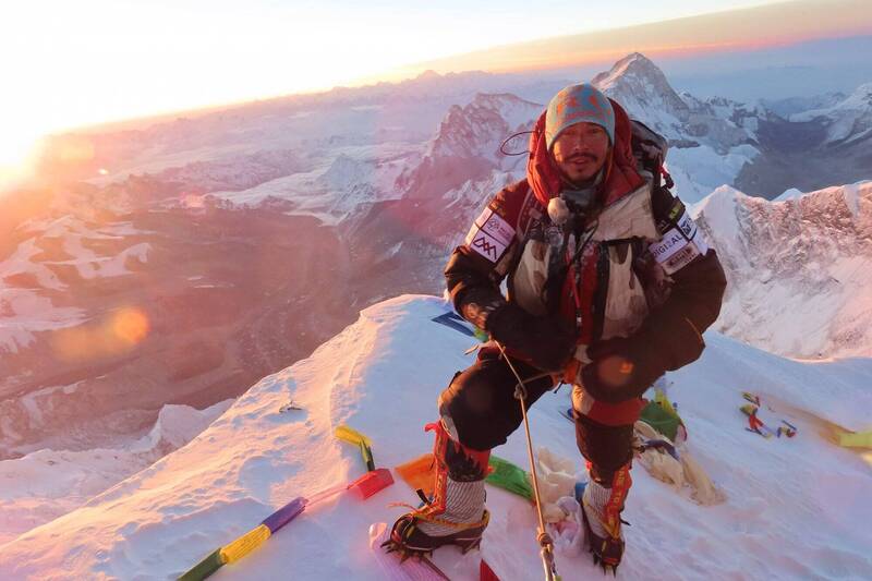 失联登山队由知名登山家普尔贾领军,他曾花6个多月时间,完成全球14座海拔8000米以上高峰的登顶纪录。图为普尔贾2019年站在珠峰峰顶。法新社 失联登山队由知名登山家普尔贾领军,他曾花6个多月时间,完成全球14座海拔8000米以上高峰的登顶纪录。图为普尔贾2019年站在珠峰峰顶。法新社