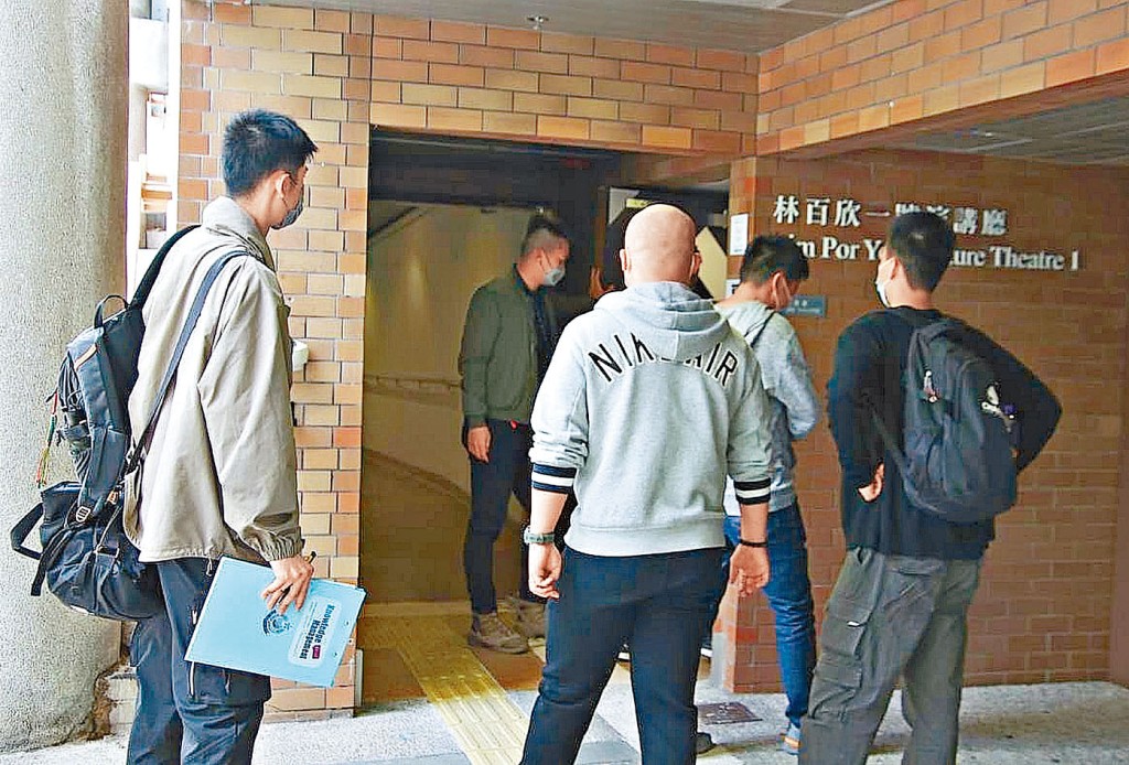 警方人員在理大校園調查。