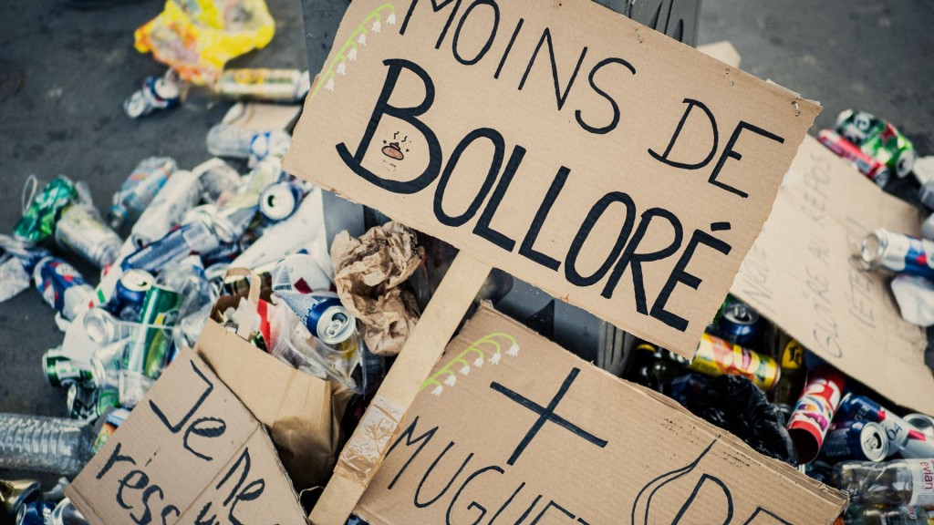 垃圾堆中留下勞動節遊行集會標語牌。 法新社