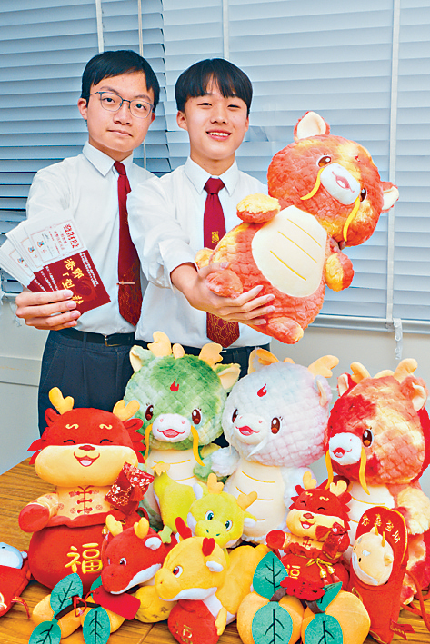 項目總監關曉隆同學(右)認為,雖然困難重重,但校內師生十分支持,宣傳片推出後,予師生認購的每股50元共600份股份,3日已售罄。
