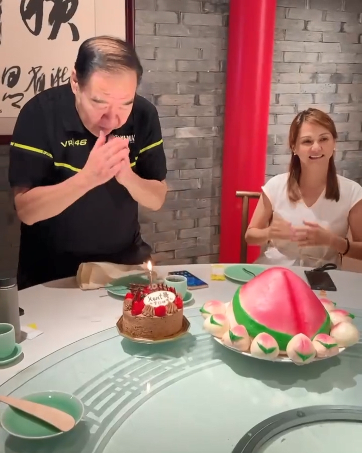 鄭則仕的太太保養得宜。 鄭則仕的太太保養得宜。