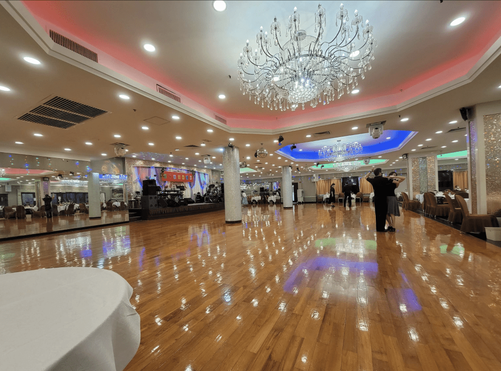 沙田「新光宴會廳」配備大型社交舞池。（網上圖片） 
