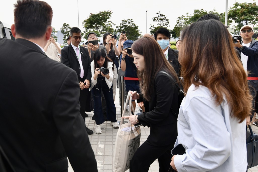 柯煒妍稱開會時不覺得有人對授權票有爭議。