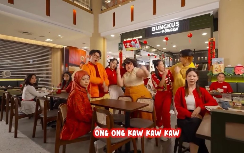 大馬賀年新歌不斷重覆「Ong Kaw Kaw」，被指是與廣東粗口諧音，成為熱話。IG@Bungkus Kaw Kaw