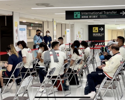香港代表團和傳媒使用不同通道入境。梁柏琛攝