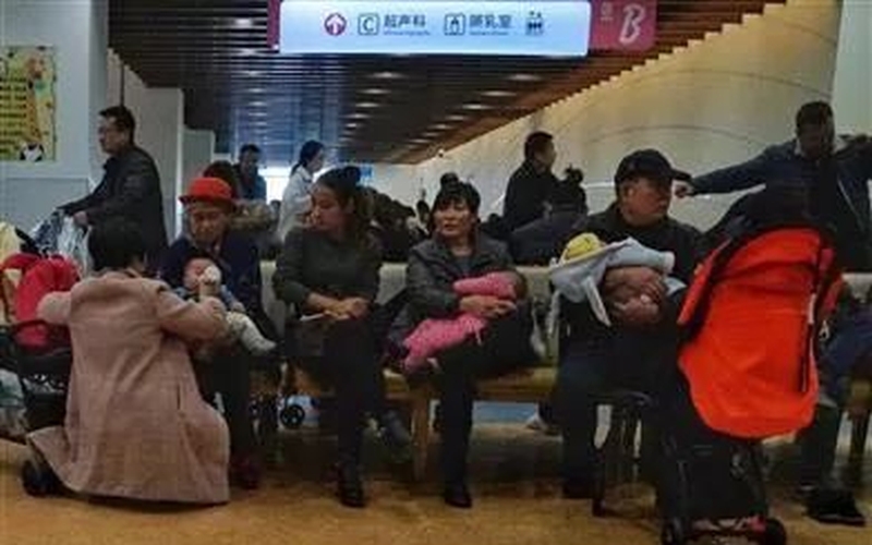 呼吸道合胞病毒爆發季節,醫院都擠滿兒童及家長。 新聞晨報資料圖 呼吸道合胞病毒爆發季節,醫院都擠滿兒童及家長。 新聞晨報資料圖