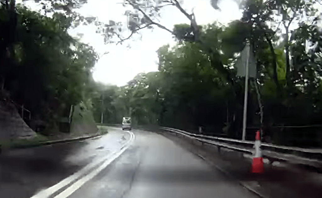 貨車疑天雨路滑失控。網上截圖