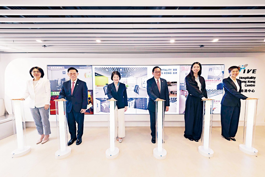 設有多項體育、旅遊和酒店教學設施的「客薈香港中心」昨開幕，林健鋒（右三）指中心為學生提供專業、互動的學習體驗。