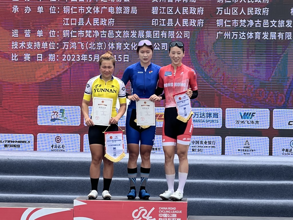 女子城市绕圈淘汰赛第三名杨倩玉。 中国香港单车总会图片