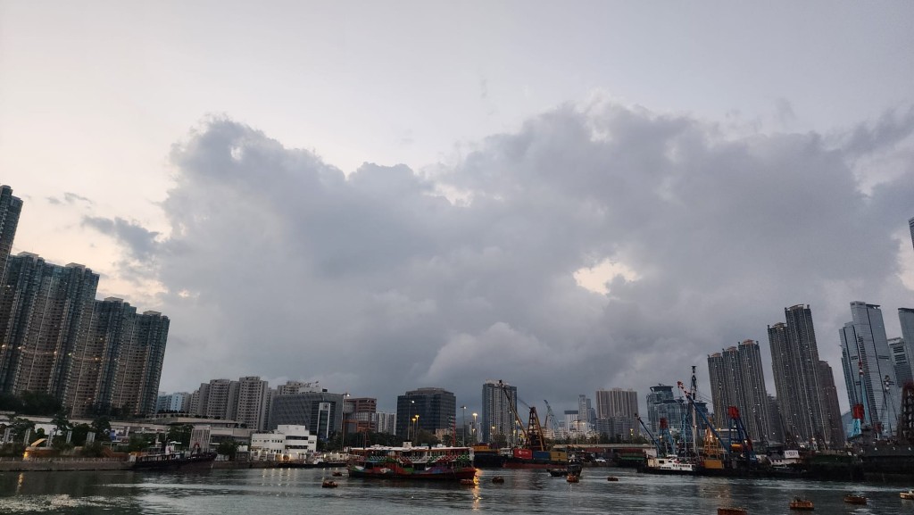 日間炎熱，市區最高氣溫約32度，新界再高一兩度。黎志偉攝