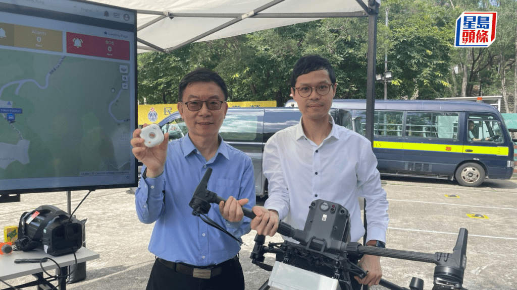 機電署高級電子工程師（數碼科技）馬燦興(左)講解政府物聯通（GWIN）技術。 黎詠斯攝