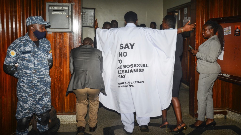 2023年3月21日﹐乌干达议员穿着写上反性小众（LGBTQ）标语的白袍到国会为严厉的反同性恋法投票。 美联社