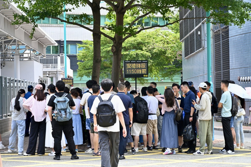 成功預約的市民等待安檢。蘇正謙攝 成功預約的市民等待安檢。蘇正謙攝