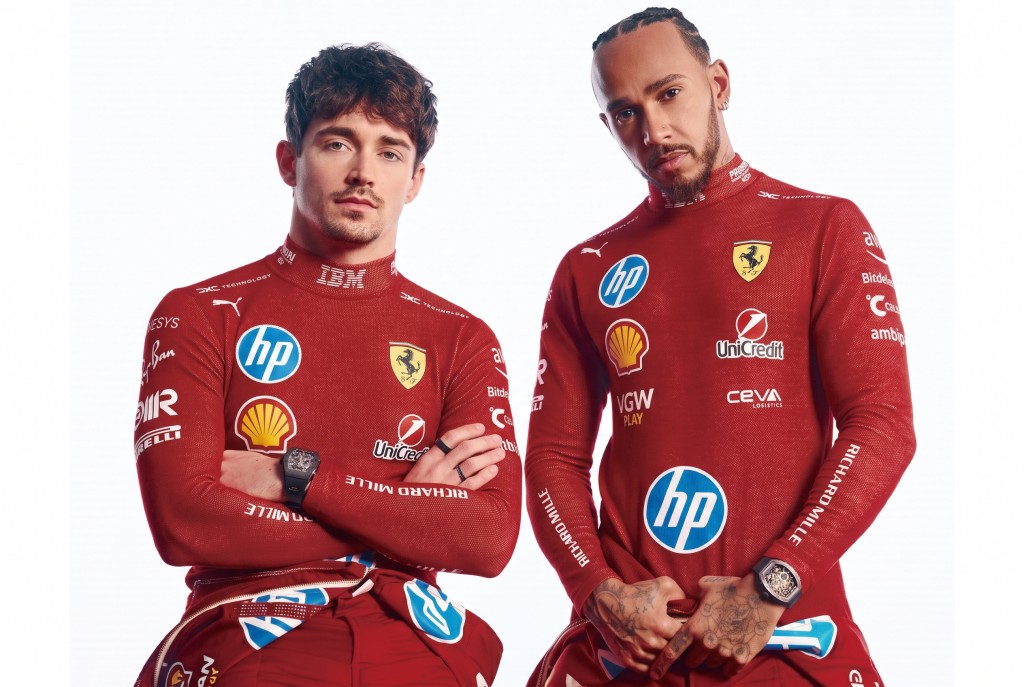 法拉利車隊車手Charles Leclerc(左)與Lewis Hamilton(右)親身演繹RM 43-01 Ferrari陀飛輪雙秒追針計時碼錶。 法拉利車隊車手Charles Leclerc(左)與Lewis Hamilton(右)親身演繹RM 43-01 Ferrari陀飛輪雙秒追針計時碼錶。