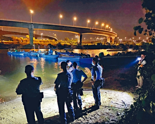 ■機動部隊警員在藍巴勒海峽公眾卸貨區岸邊,監視可疑船隻。