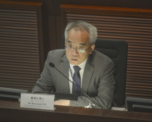蘇偉文於立法會討論專營巴士營運安全。資料圖片
