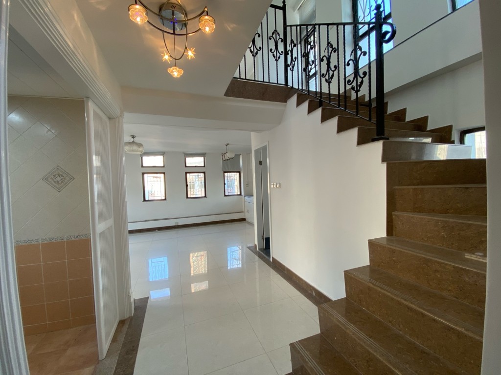 物業採複式設計，拾級而上為寢區所在。