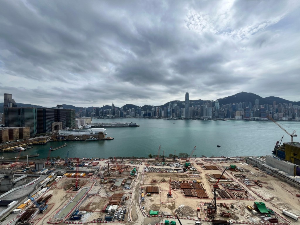 單位向正南方，可享維港煙花海景，景致開揚。