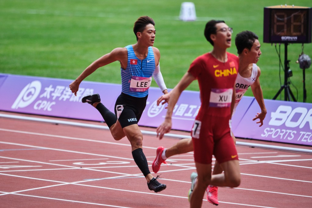 李家耀在男子110米欄第一組初賽取得第6名。港協暨奧委會圖片