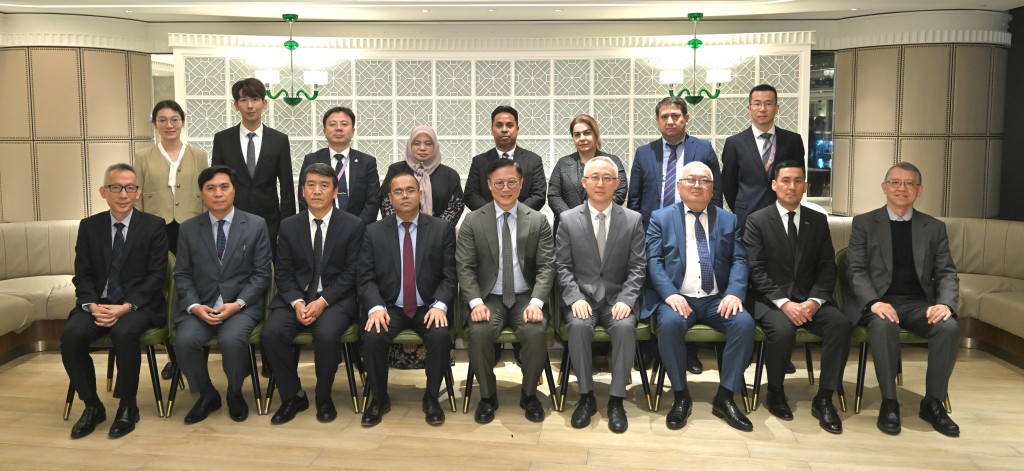 署理律政司司長張國鈞（前排中）與代表團合照