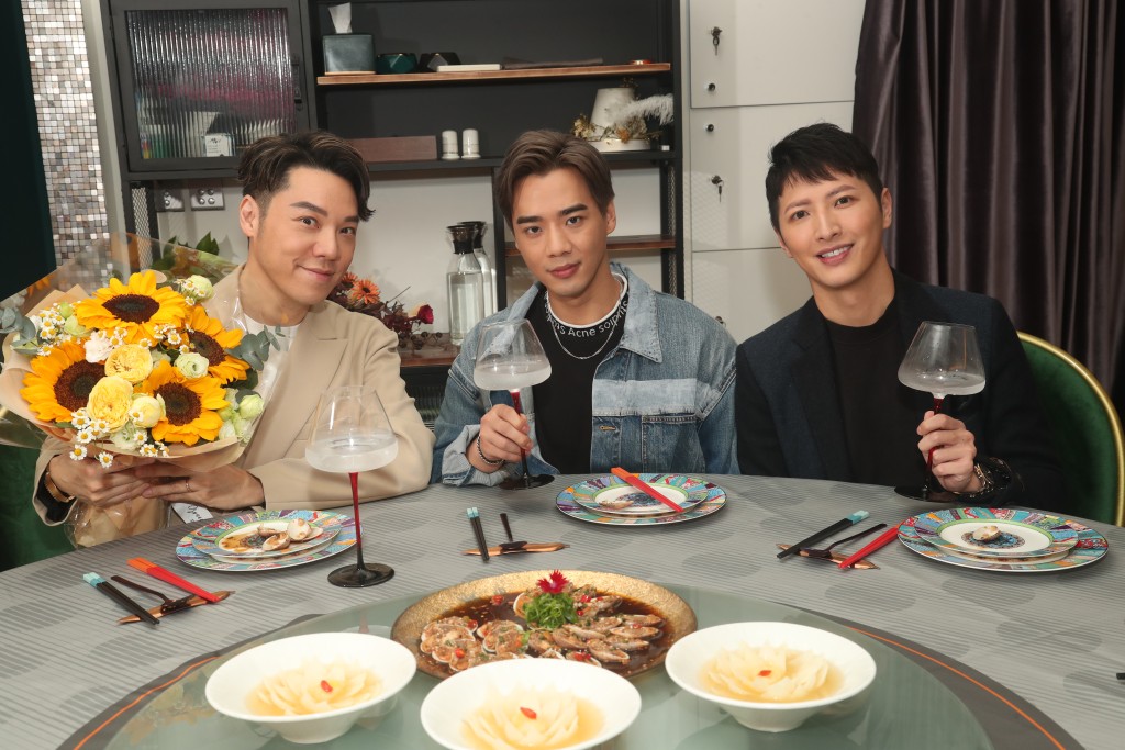 Kenny(中)為Ray(右)煮情人節餐，並送上花束畀Vinci(左)謝媒。