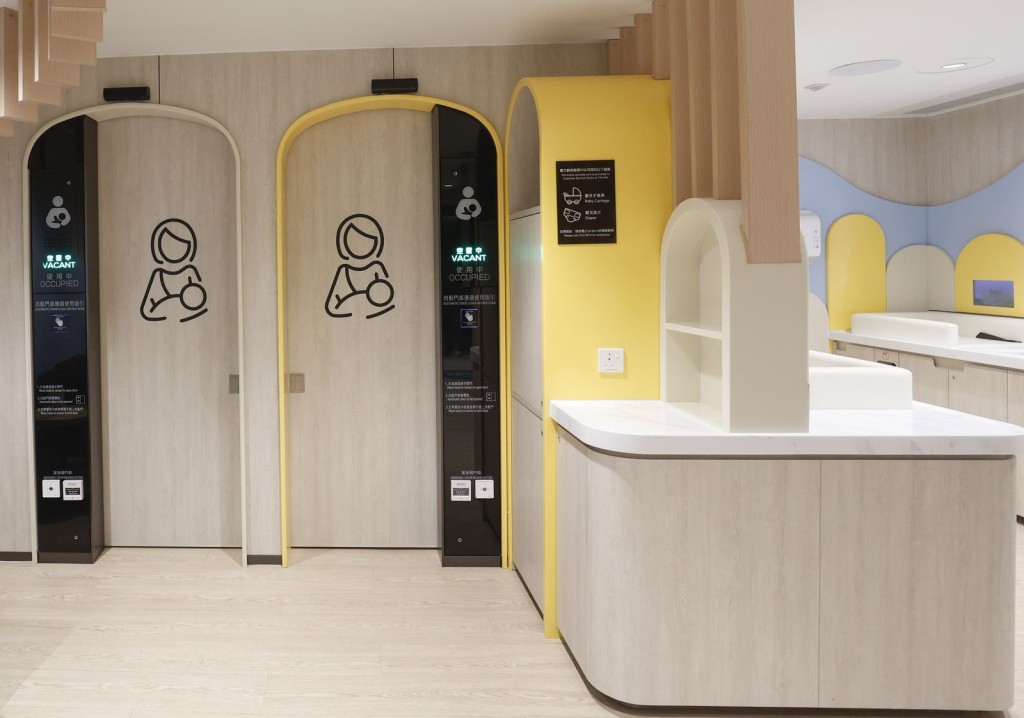 港鐵旗下多個商場亦是以人為本，如設有嬰兒護理間，方便家人照顧嬰幼童，並加設更多自動門和升降機等無障礙設施，方便市民出入。