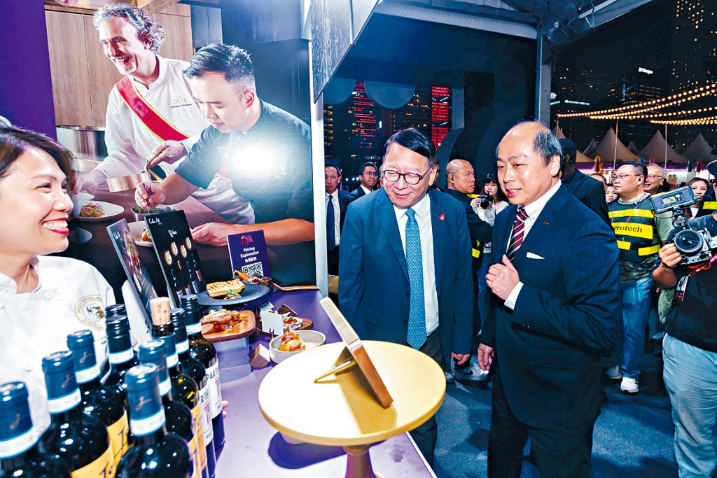 政務司司長陳國基（中）於「香港美酒佳餚巡禮」開幕日到訪「Towngas名氣美食街」。