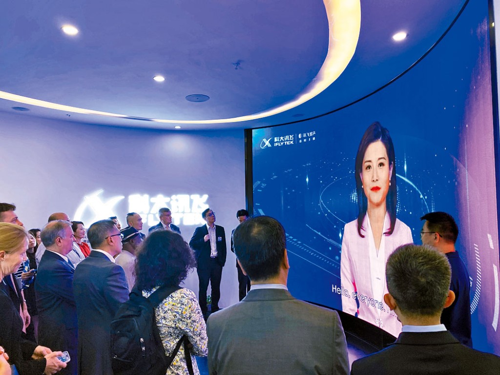 科大讯飞AI虚拟主播Sunny欢迎参访团。