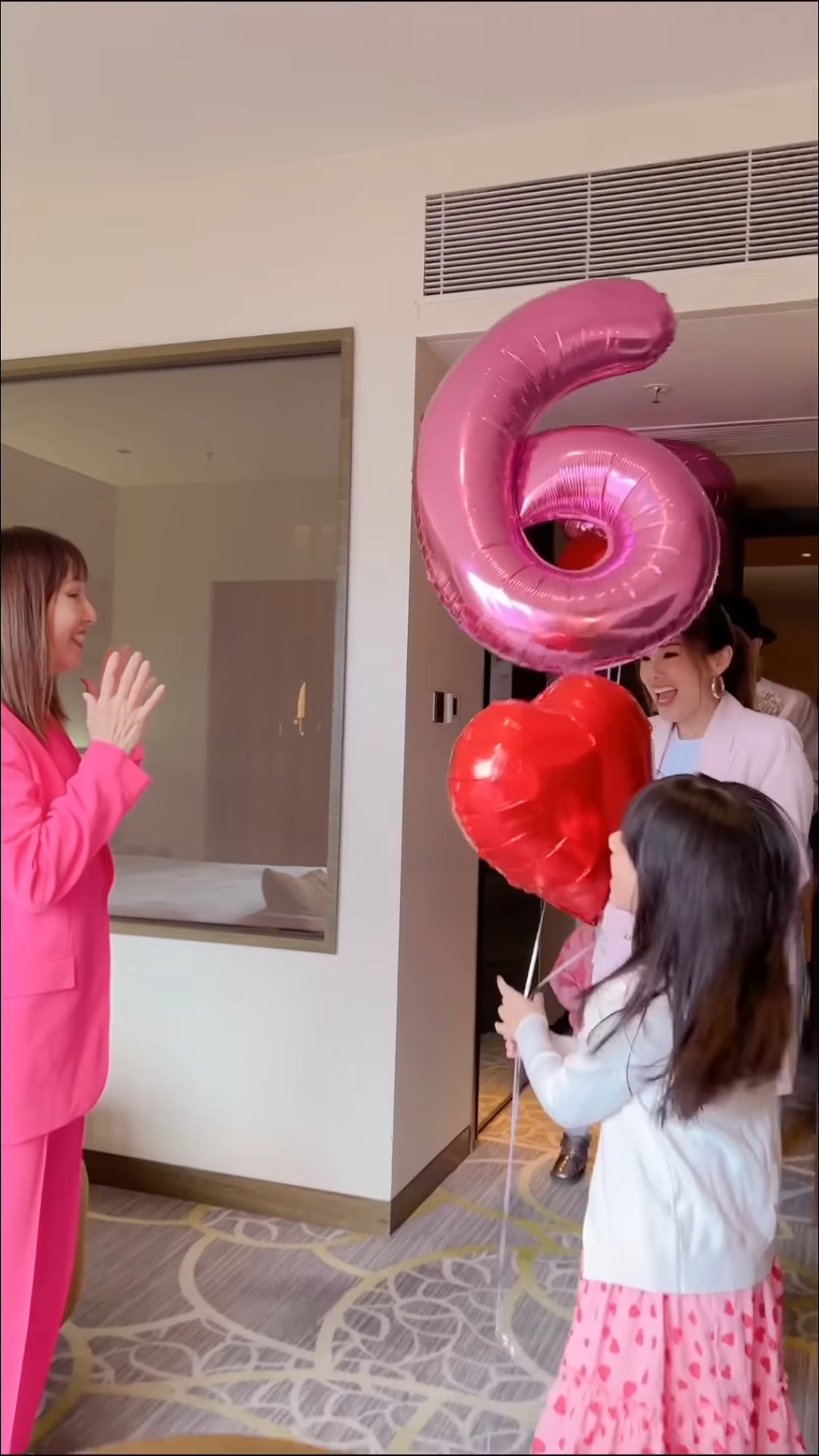 杨洛婷日前在IG发布了妈妈的生日帖。