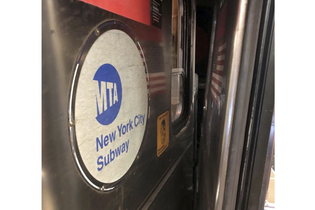 纽约地铁相撞，两车疑追尾。