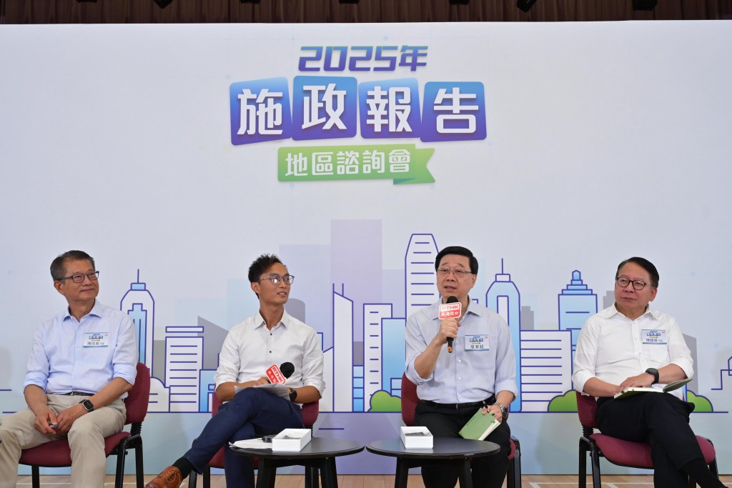 李家超(右二)、政務司司長陳國基(右一)和財政司司長陳茂波(左一)在諮詢會聽取市民意見。 李家超(右二)、政務司司長陳國基(右一)和財政司司長陳茂波(左一)在諮詢會聽取市民意見。