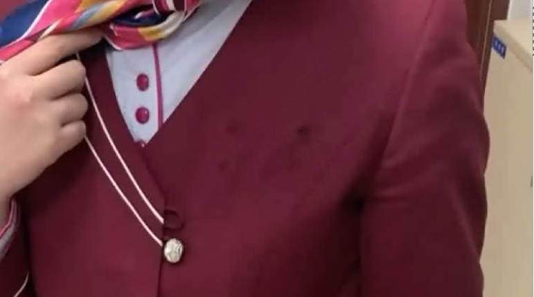 站务员衣服被扯破。网图