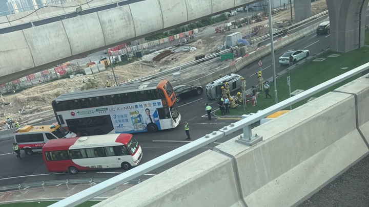 私家車被撞翻。fb： 車cam L（香港群組）