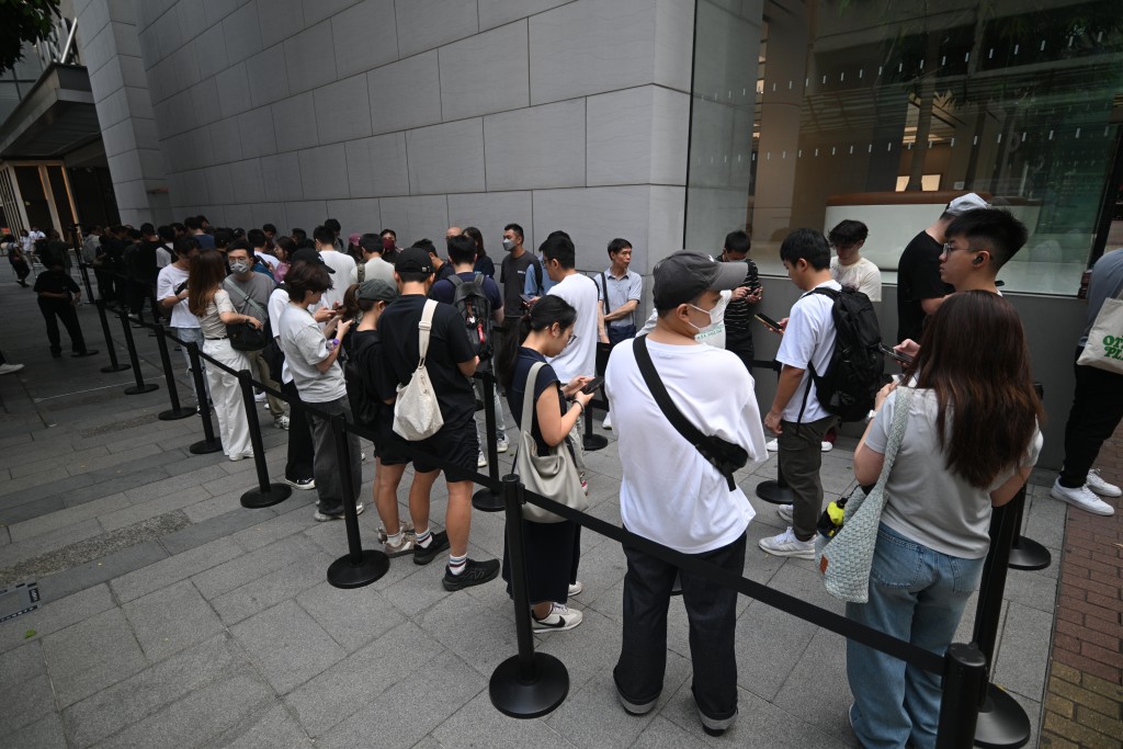 Apple 店門外已有逾百人排隊輪候取機。