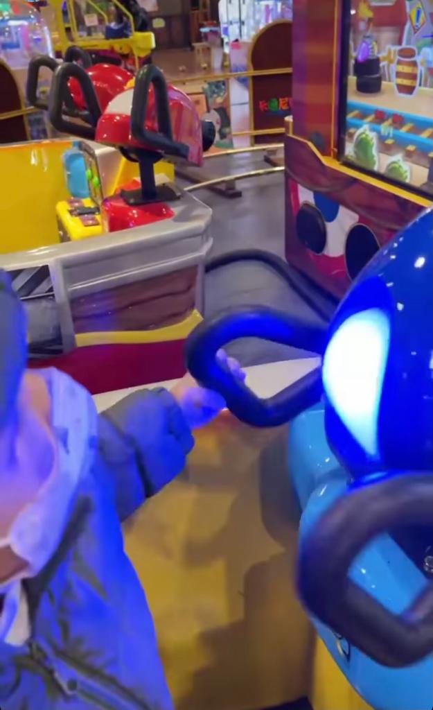 栢芝同細仔Marcus玩得好開心。